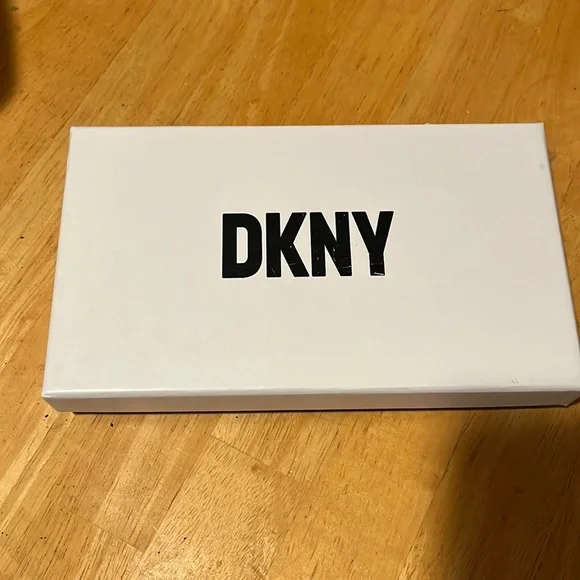 🛍️🏆Host Pick🏆 #793 NWT DKNY Wallet - Picture 9 of 13